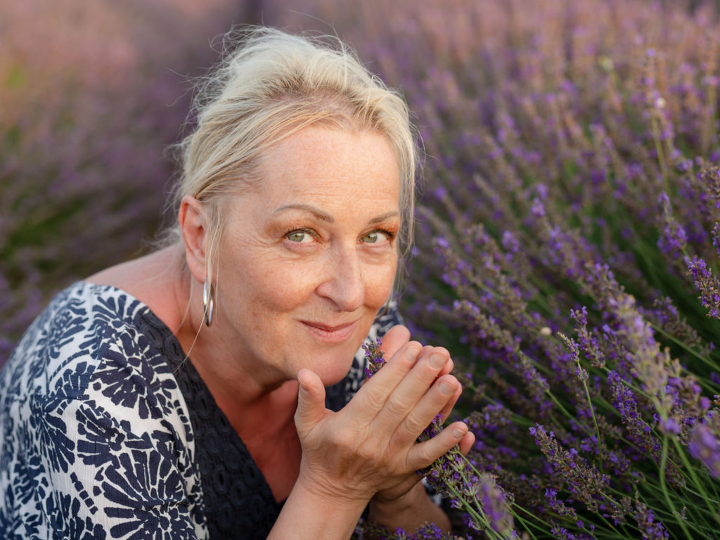 Joëlle De Angelis dans un champ de lavande